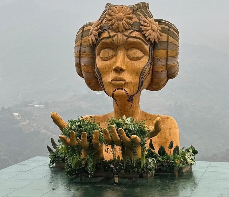 Moana Girl Statue