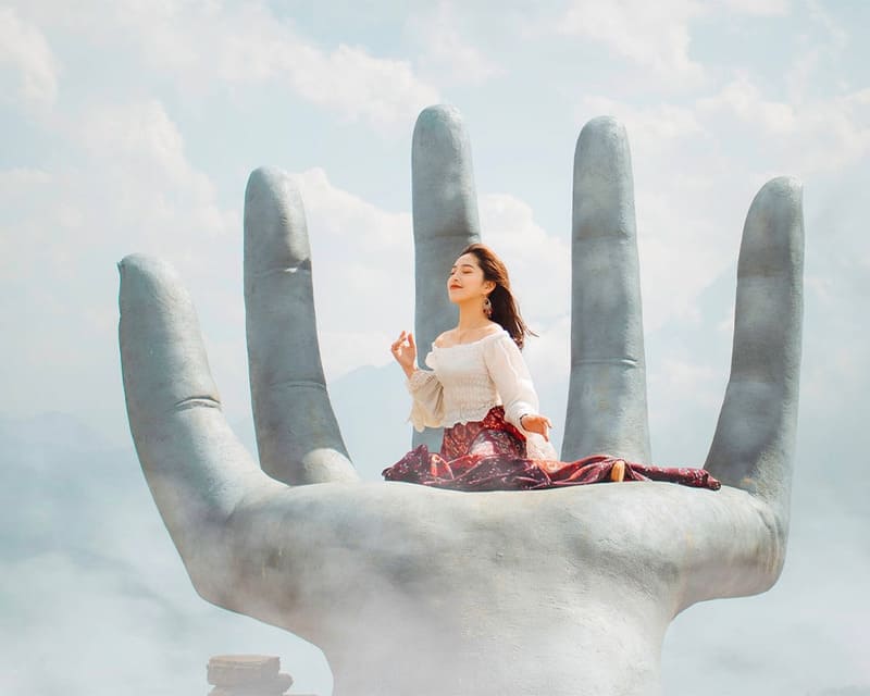 Take photos on the Giant Hand