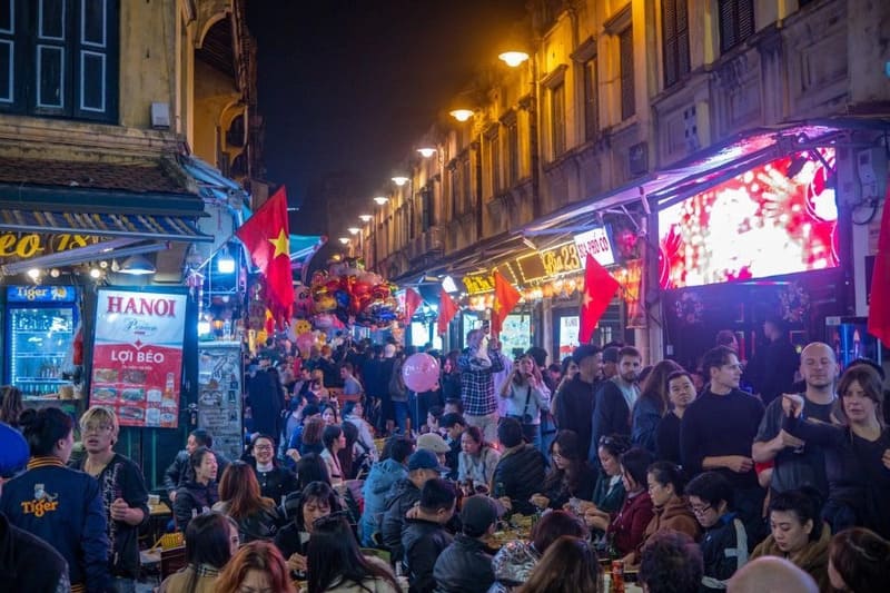 Nightlife in Ta Hien Beer Street