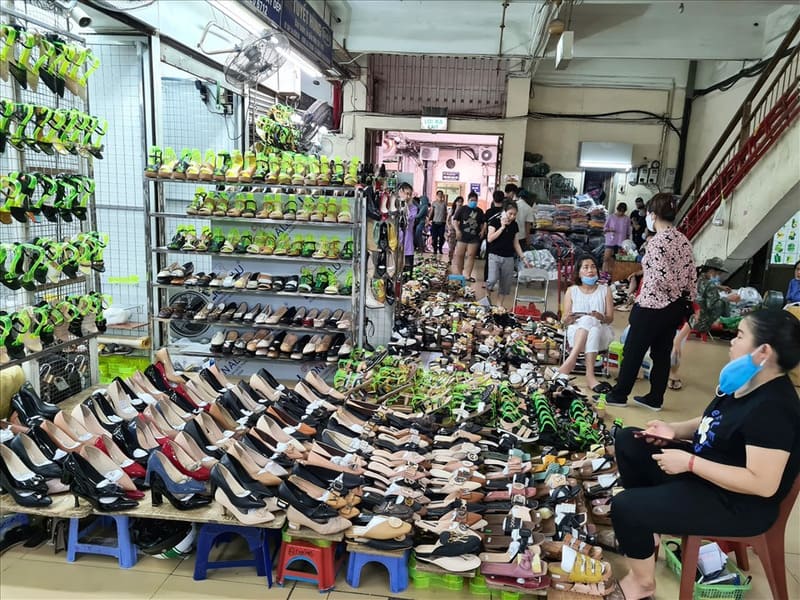 Bags, shoes, and accessories stalls