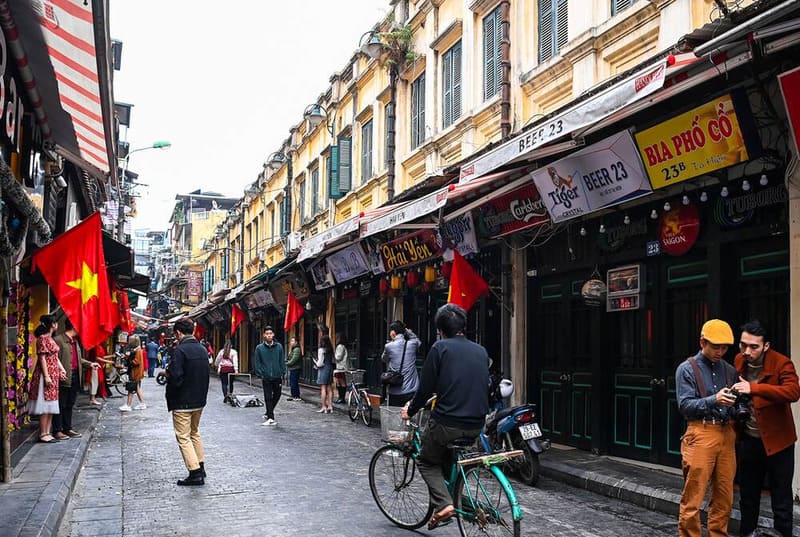 Walking around Hanoi Old Quarter