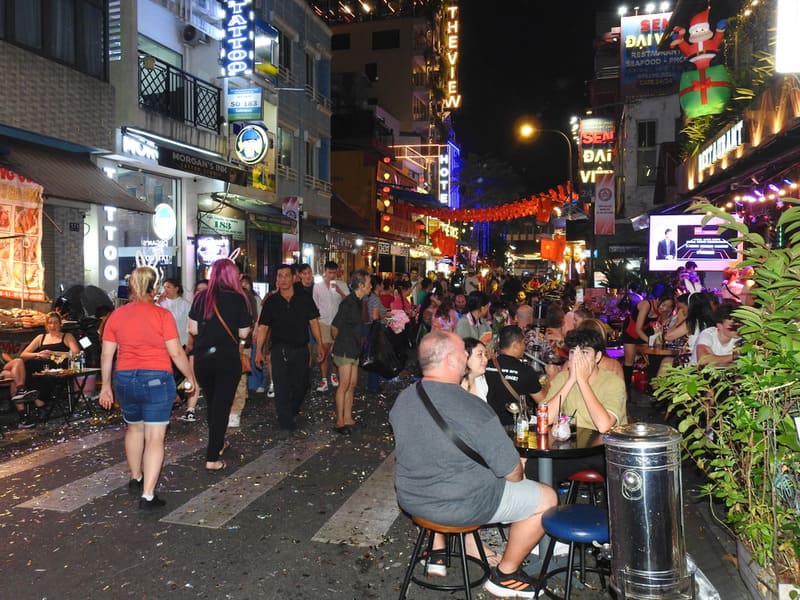 Bui Vien Street at night