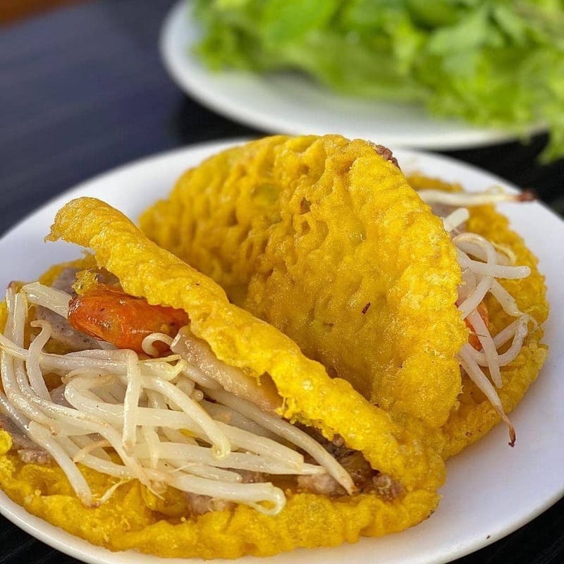 Hue-style steamed rice pancakes