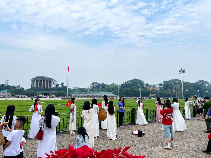 Take photos at Ba Dinh Square