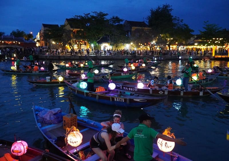 Lantern boat ride on the Hoai River