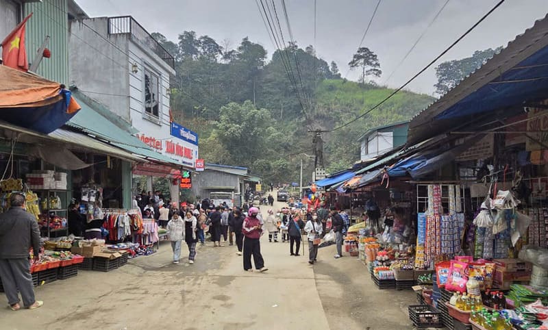 Muong Hum Market