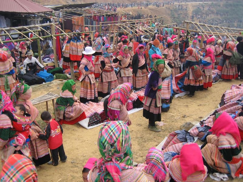 Lung Khau Nhin Market