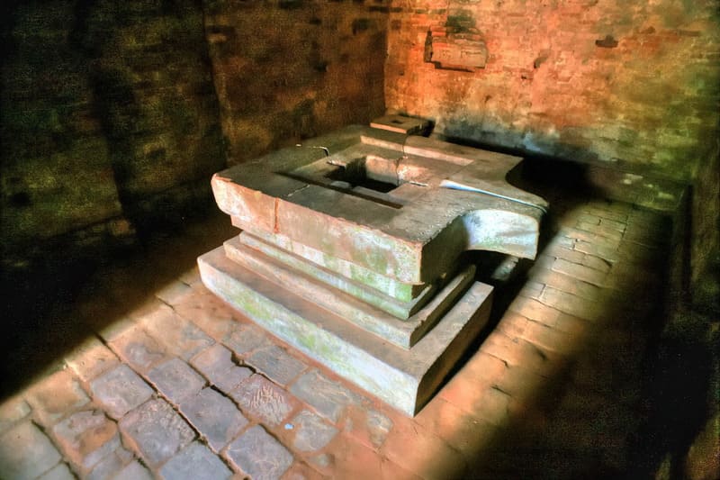 Linga and yoni altars