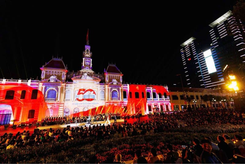 Nguyen Hue Street night performances