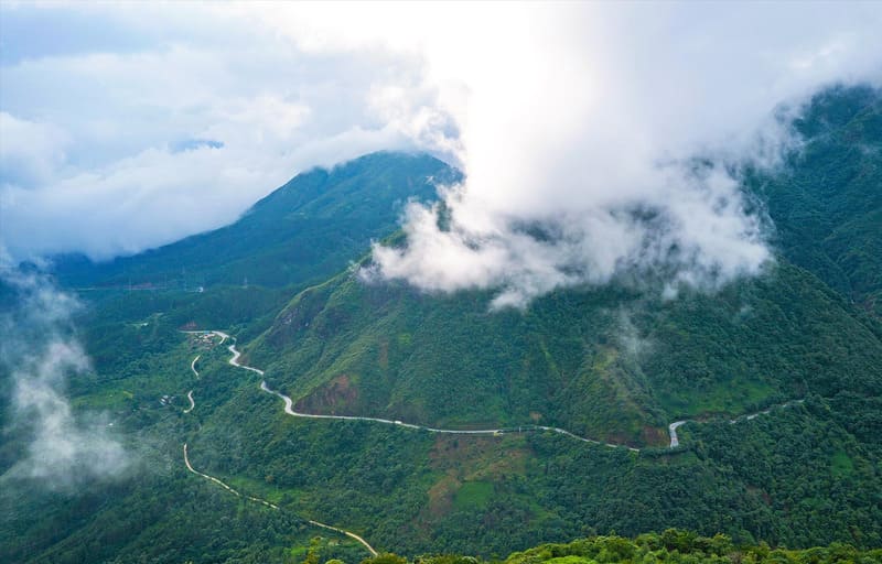 Cloudy scenery around O Quy Ho Pass