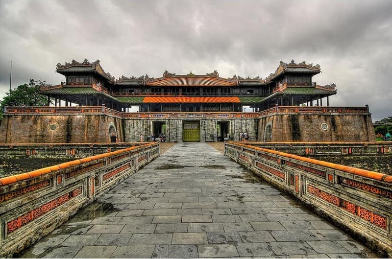 The Complex of Hue Monuments