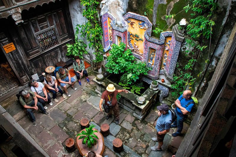 A local guide sharing stories
