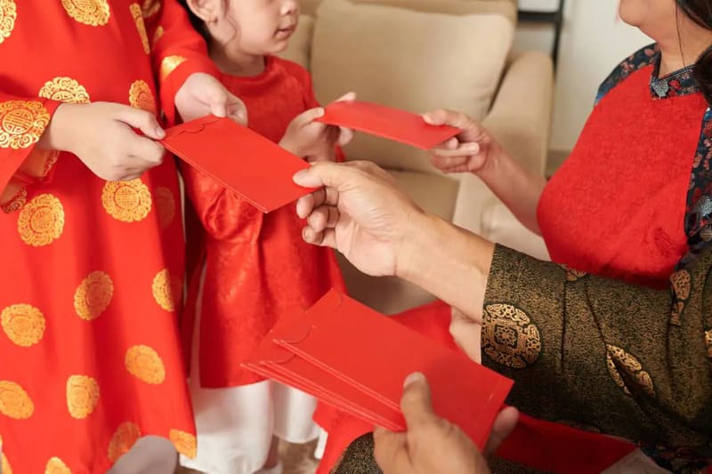 Giving lucky money (Li Xi)