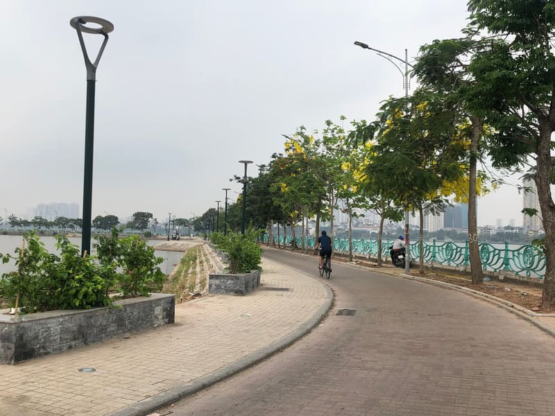Cycling around the West Lake