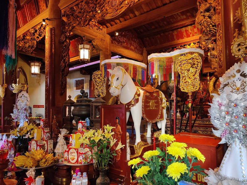Bach Ma Temple