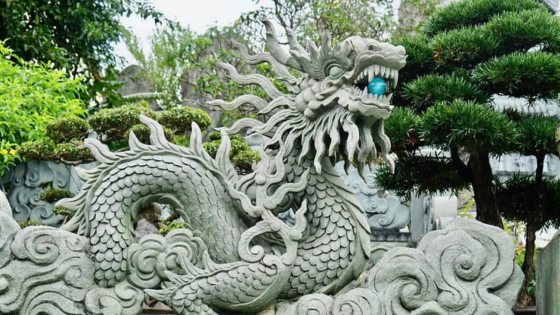 Dragon statue at Linh Ung Pagoda
