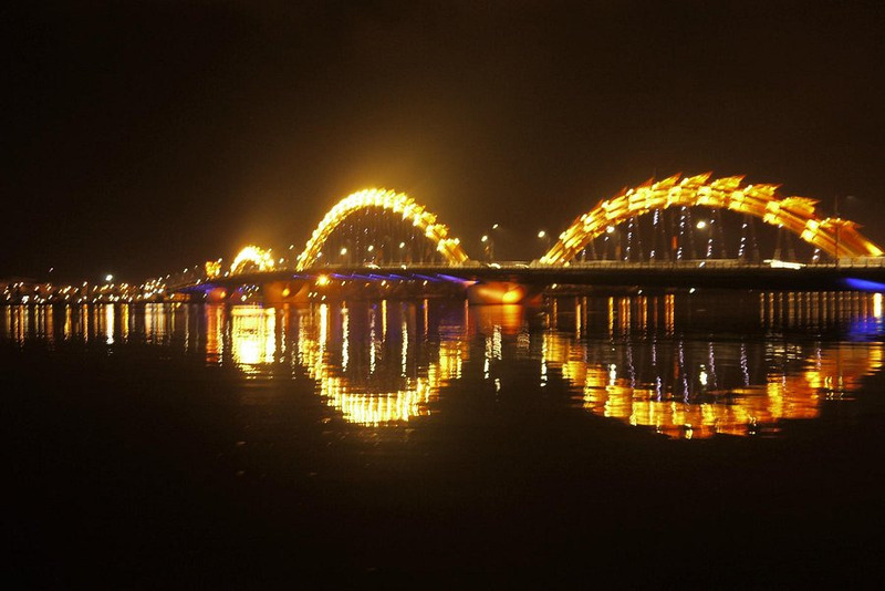 Dragon Bridge at night