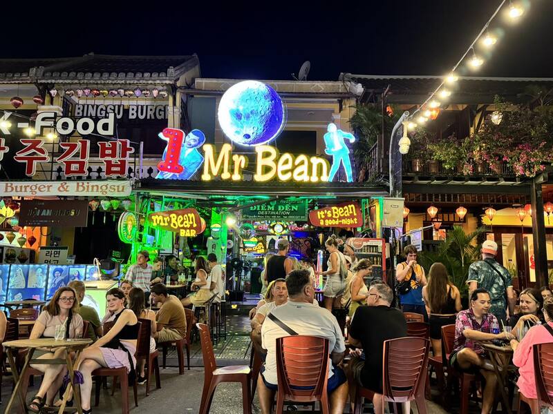 best-things-to-do-in-hoi-an-14 Mr Bean Bar & Restaurant