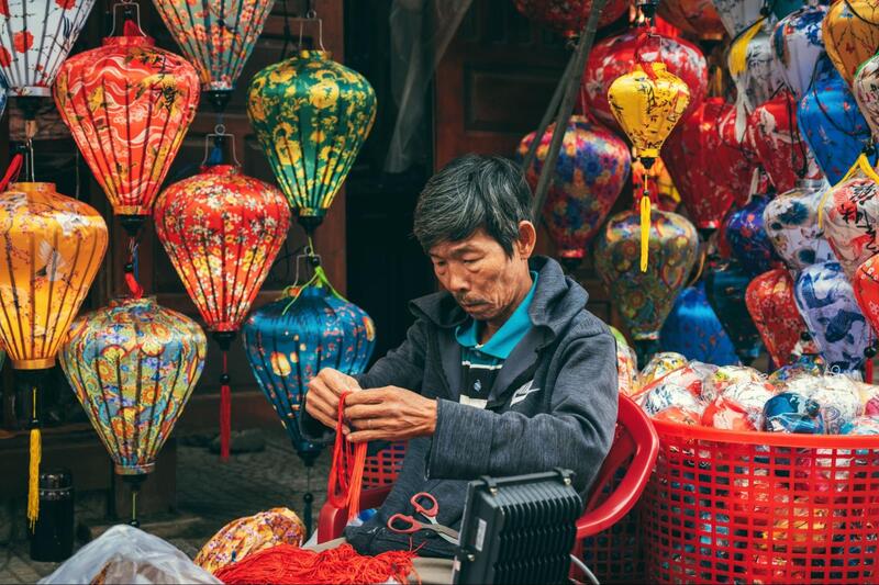 best-things-to-do-in-hoi-an-15 A professional lantern-maker