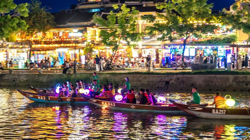 best-things-to-do-in-hoi-an-21 Sampan boat ride on Thu Bon river