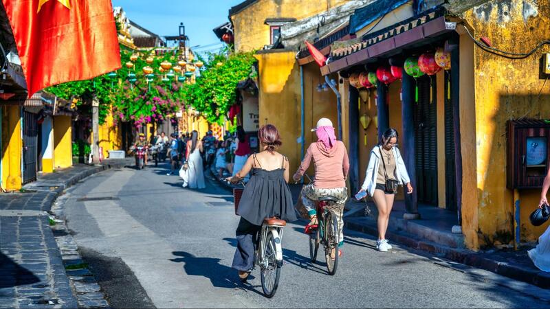 best-things-to-do-in-hoi-an-22 Hire a bike to explore Hoi An