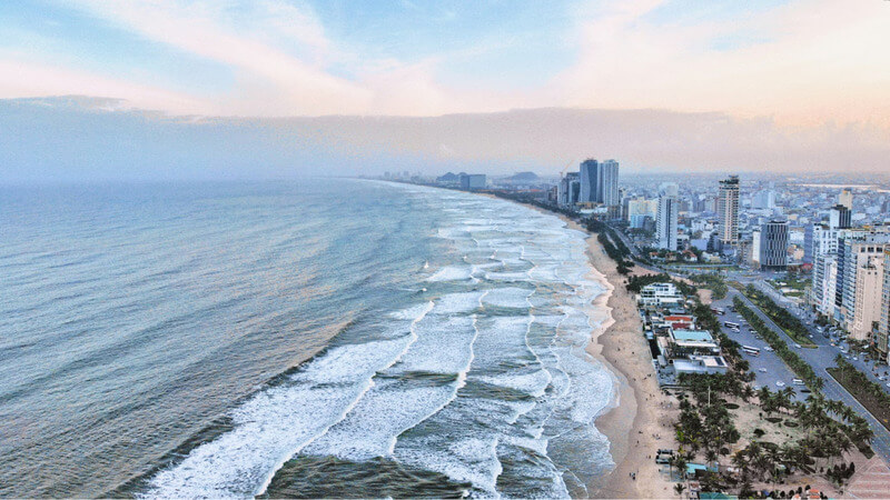 Da Nang beach big waves
