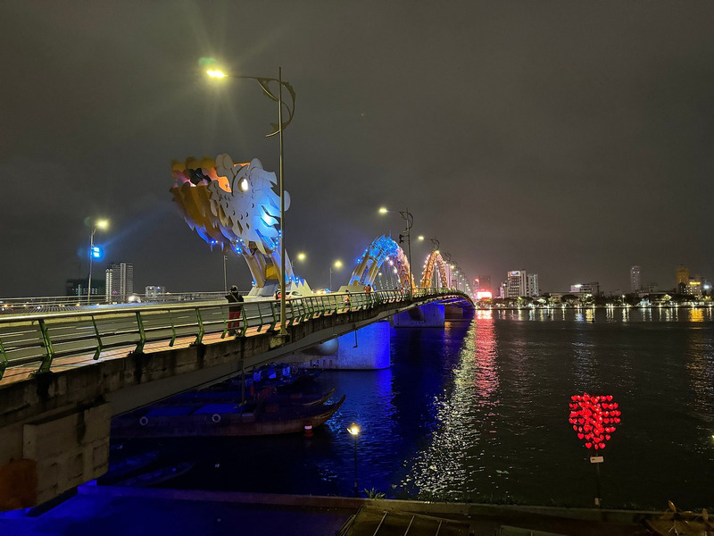 Dragon Bridge at night