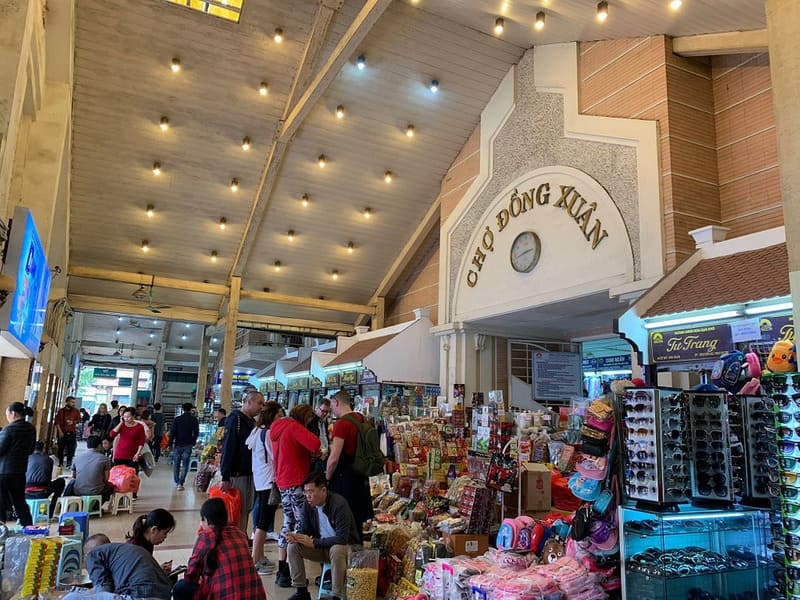 Dong Xuan Market at peak hour