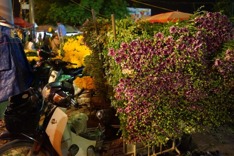 Quang Ba flower market