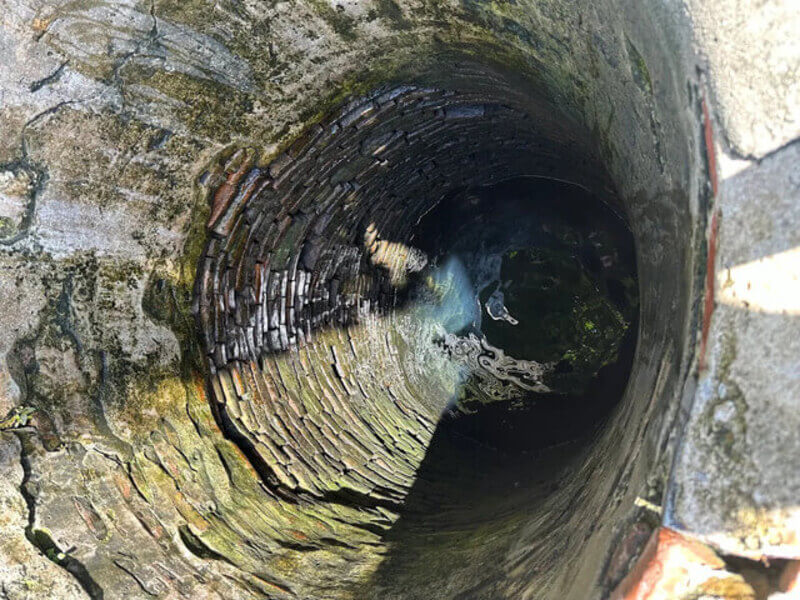 The hidden ancient well in Hoi An