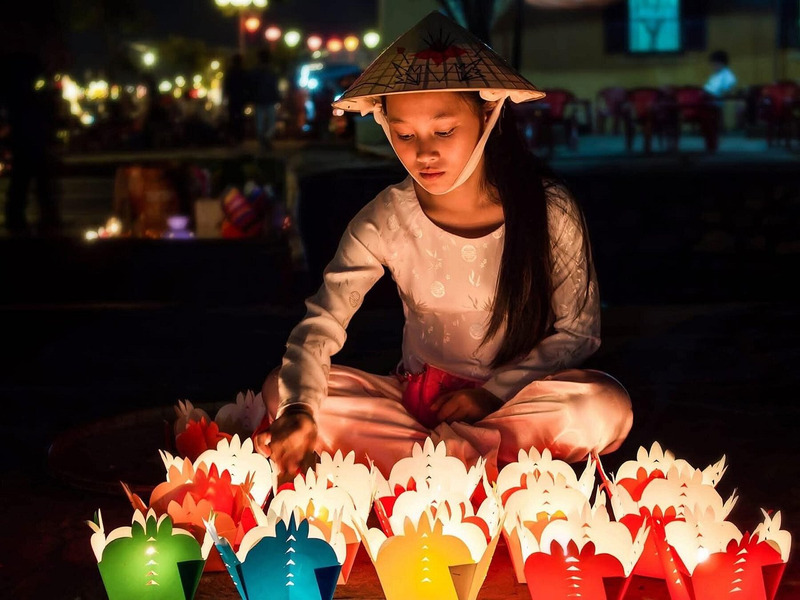 A girl making lantern flowers