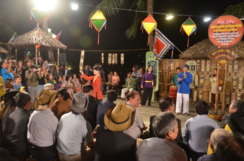  Enjoy traditional performance Bai Choi